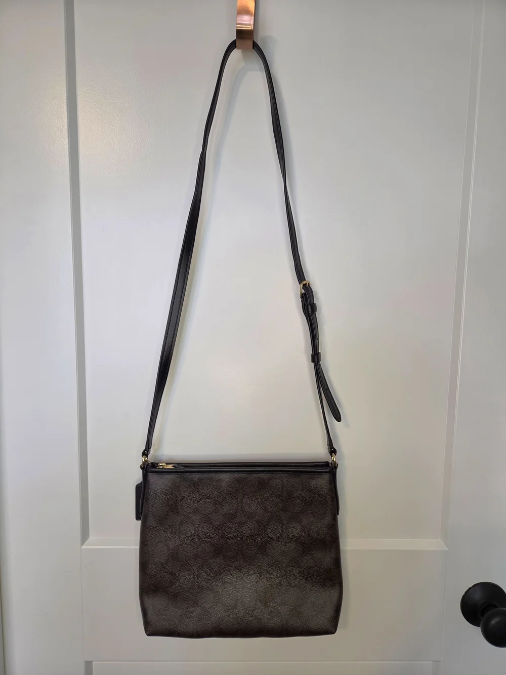 COACH Brown Signature Crossbody Shoulder Bag. #KC